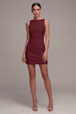 Petite robe blanche bodycon mouillante en satin à col bateau