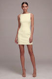Petite robe blanche bodycon mouillante en satin à col bateau