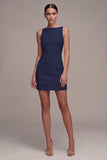 Petite robe blanche bodycon mouillante en satin à col bateau