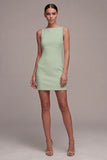 Petite robe blanche bodycon mouillante en satin à col bateau