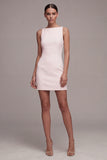Petite robe blanche bodycon mouillante en satin à col bateau