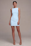 Petite robe blanche bodycon mouillante en satin à col bateau