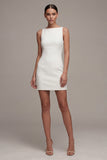 Petite robe blanche bodycon mouillante en satin à col bateau