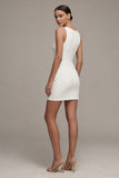 Petite robe blanche bodycon mouillante en satin à col bateau