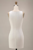 Petite robe blanche bodycon mouillante en satin à col bateau