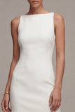 Petite robe blanche bodycon mouillante en satin à col bateau