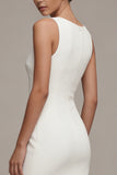 Petite robe blanche bodycon mouillante en satin à col bateau