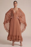 Robe de mariage marron à volants en V, col en V et cape