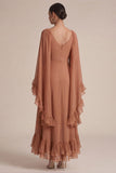 Robe de mariage marron à volants en V, col en V et cape