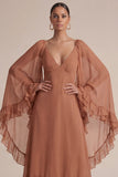 Robe de mariage marron à volants en V, col en V et cape