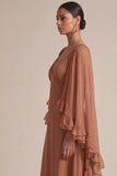 Robe de mariage marron à volants en V, col en V et cape