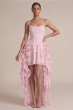 Corset rose Une mini-robe à volants à plusieurs étages