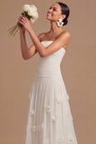Robe longue blanche de réception de mariage blanche sans bustiers, fleurie appliquée à l’applique et à la ligne A
