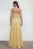 Robe de mariage jaune en dentelle longue en dentelle avec une fleur 3D