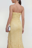 Robe longue invitée de mariage en dentelle jaune sans bretelles sirène avec fente