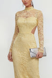 Robe midi en dentelle à col montant jaune avec fente