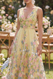 Robe longue fleurie brodée en tulle jaune à col en V