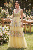 Longue robe fleurie brodée en V à étages en tulle jaune