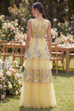 Longue robe fleurie brodée en V à étages en tulle jaune