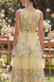 Longue robe fleurie brodée en V à étages en tulle jaune