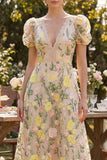 Robe midi fleurie brodée en A en tulle champagne à col en V avec manches bouffantes