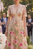Robe midi fleurie midi brodée en tulle à col V à col en V à blush avec manches courtes