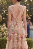 Robe longue fleurie brodée à étages brodée en tulle à col V à blush