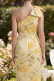 Robe midi fleurie à une épaule jaune beurre et fente