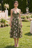 Robe Midi à fleurs vert foncé à col en V avec une ligne de fronçages et volants