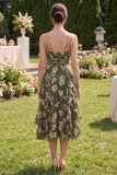 Robe Midi à fleurs vert foncé à col en V avec une ligne de fronçages et volants