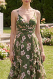 Robe Midi à fleurs vert foncé à col en V avec une ligne de fronçages et volants