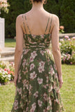 Robe Midi à fleurs vert foncé à col en V avec une ligne de fronçages et volants