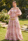 Robe longue fleurie en tulle rose fuchsia à épaules dénudées, avec des manches bouffantes