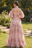 Robe longue fleurie en tulle rose fuchsia à épaules dénudées, avec des manches bouffantes