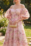 Robe longue fleurie en tulle rose fuchsia à épaules dénudées, avec des manches bouffantes
