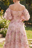 Robe longue fleurie en tulle rose fuchsia à épaules dénudées, avec des manches bouffantes
