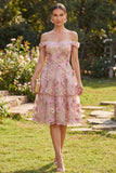 Robe midi fleurie en tulle fuchsia rose en ligne A décollée sur l’épaule
