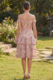 Robe midi fleurie en tulle fuchsia rose en ligne A décollée sur l’épaule
