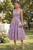 Robe midi fleurie perlée en col en V en tulle lilas ligne A