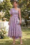 Robe midi fleurie midi appliquée en tulas lilas ligne A avec un nœud d’épaule