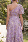 Robe midi fleurie midi appliquée en tulas lilas ligne A avec un nœud d’épaule