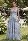Robe longue fleurie bleue en tulle perlé à perles et fronçées