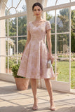 Blush Une robe Midi Jacquard à col en V à fleurs avec manches courtes