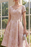 Blush Une robe Midi Jacquard à col en V à fleurs avec manches courtes