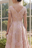Blush Une robe Midi Jacquard à col en V à fleurs avec manches courtes