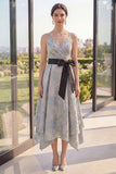 Robe midi fleurie asymétrique à col en V bleu poussiéreux Jacquard avec nœud