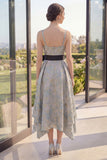 Robe midi fleurie asymétrique à col en V bleu poussiéreux Jacquard avec nœud