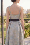 Robe midi fleurie asymétrique à col en V bleu poussiéreux Jacquard avec nœud