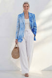 Costume féminin bleu à boutonnage simple et ajusté