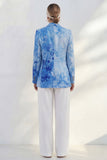 Costume féminin bleu à boutonnage simple et ajusté